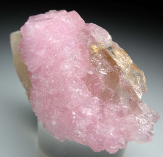 Rose Quartz on Quartz from Taquaral, Itinga, Minas Gerais, Brazil [db_pics/pics/lp936e.jpg]