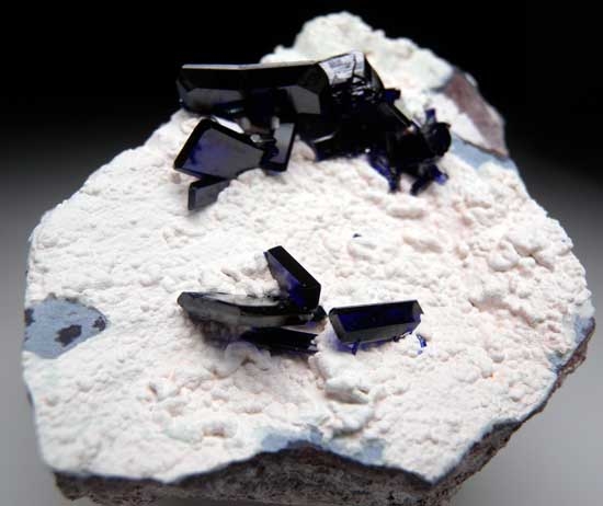 Azurite on Dickite from Milpillas Mine, Cuitaca, Sonora, Mexico [db_pics/pics/m128a.jpg]