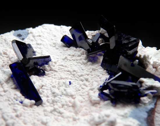 Azurite on Dickite from Milpillas Mine, Cuitaca, Sonora, Mexico [db_pics/pics/m128b.jpg]