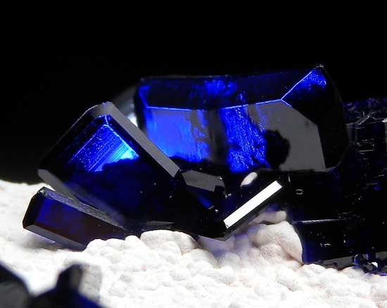 Azurite on Dickite from Milpillas Mine, Cuitaca, Sonora, Mexico [db_pics/pics/m128e.jpg]