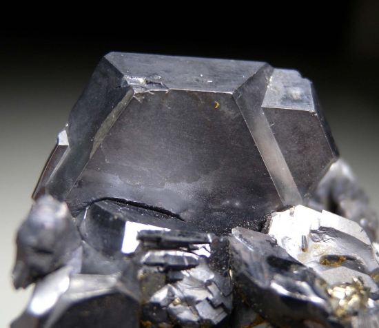 Galena (spinel twinned) from Gyudyurska Mine, Ema Reka, Zlatograd, Smolyan Oblast, Bulgaria [db_pics/pics/mk122e.jpg]