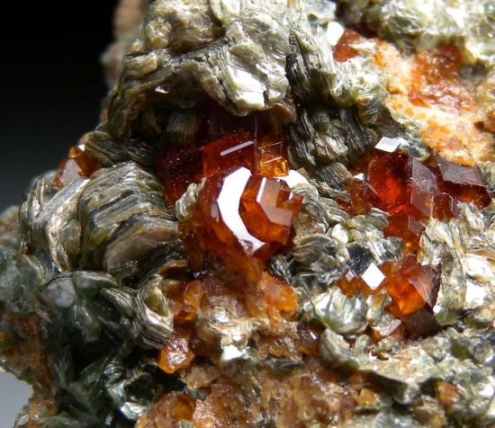 Grossular with Clinochlore from Pian Della Mussa, Val Ala, Piedmont, Italy [db_pics/pics/mk248b.jpg]