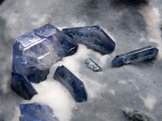 Benitoite, Joaquinite from Gem Mine, San Benito Co., California, USA [db_pics/pics/mk510c.jpg]