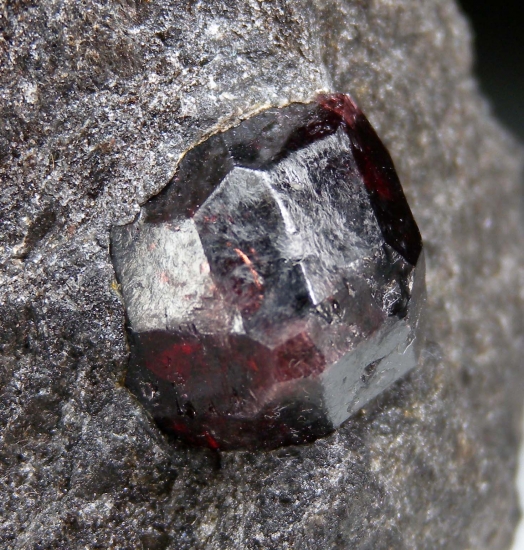 Almandine from Garnet Ledge, Wrangell Island, Alaska, USA [db_pics/pics/mk592c.jpg]