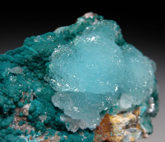 Hemimorphite on Rosasite from Yanga Koubenza, M'fouati Dist., Bouenza Dept., Republic of Congo [db_pics/pics/mk637b.jpg]