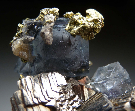 Bismuthinite in Fluorite on Arsenopyrite from Yaogangxian Mine, Hunan, China [db_pics/pics/mk872d.jpg]