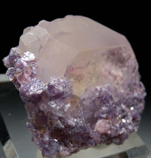 Tourmaline in Morganite from Stewart Mine, Pala, San Diego Co., California, USA [db_pics/pics/mm123b.jpg]