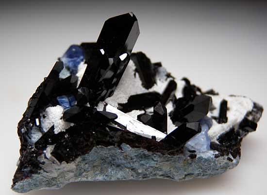 Benitoite and Neptunite from Gem Mine, San Benito Co., California [db_pics/pics/na172a.jpg]