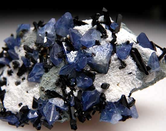 Benitoite and Neptunite from Gem Mine, San Benito Co., California [db_pics/pics/na173c.jpg]