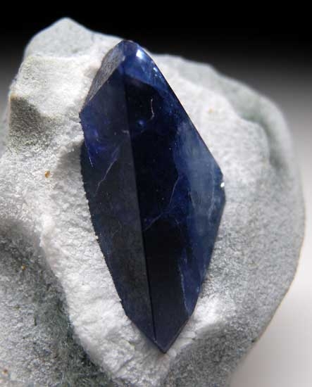 Benitoite from Gem Mine, San Benito Co., California [db_pics/pics/na174b.jpg]
