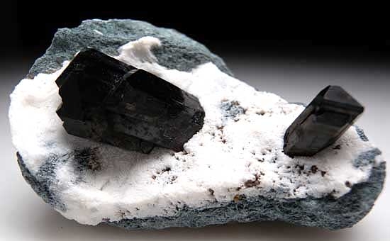 Neptunite from Benitoite Gem Mine, San Benito Co., California [db_pics/pics/na305b.jpg]