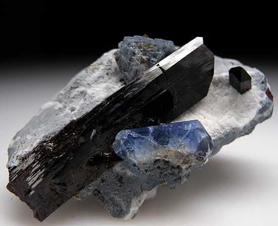Benitoite, Neptunite, Joaquinite from Benitoite Gem Mine, San Benito Co., California [db_pics/pics/na306b.jpg]