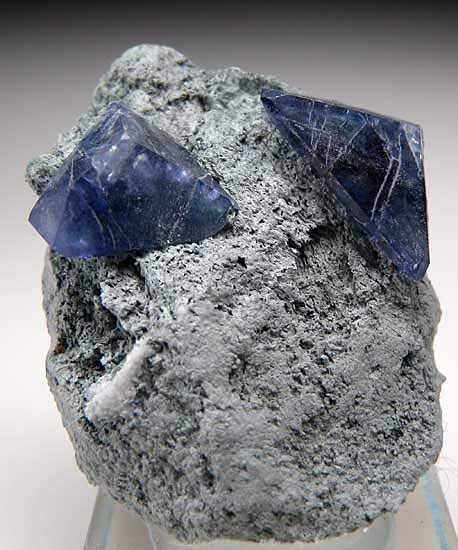 Benitoite from Gem Mine, San Benito Co., California [db_pics/pics/na412a.jpg]