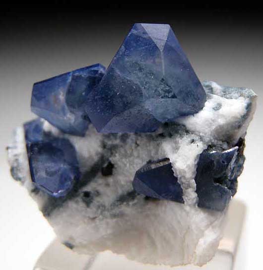 Benitoite from Gem Mine, San Benito Co., California [db_pics/pics/na414a.jpg]