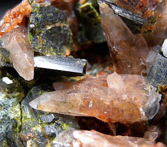 Epidote with Garnet included Quartz from Garnet Hill Mine, Calaveras Co., California [db_pics/pics/na613c.jpg]
