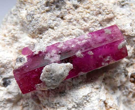 Red Beryl from Wah Wah Mountains, beaver Co., Utah [db_pics/pics/na803b.jpg]