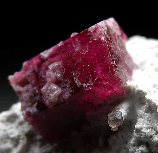 Red Beryl from Wah Wah Mountains, beaver Co., Utah [db_pics/pics/na805c.jpg]