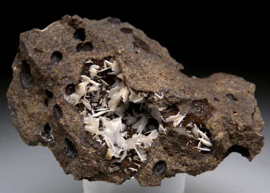 Levyne, Offretite from Beech Creek, Grant County, Oregon, USA [db_pics/pics/p192a.jpg]