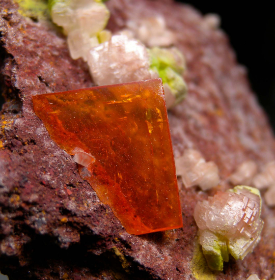 Wulfenite with Calcite, Mottramite from Los Lamentos, Chihuahua, Mexico [db_pics/pics/p194c.jpg]