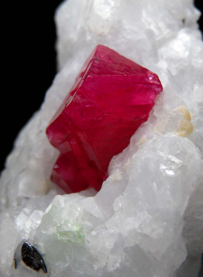 Spinel from Raziki Mine, Taita-Taveta District, Eastern Prov., Kenya [db_pics/pics/p255c.jpg]