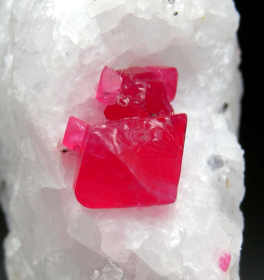 Spinel from Raziki Mine, Taita-Taveta District, Eastern Prov., Kenya [db_pics/pics/p255d.jpg]