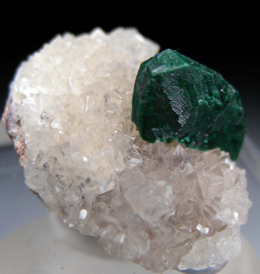 Malachite after Azurite on Smithsonite from Tsumeb, Namibia [db_pics/pics/p273a.jpg]