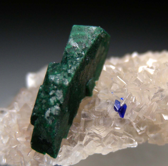 Malachite after Azurite on Smithsonite from Tsumeb, Namibia [db_pics/pics/p273d.jpg]