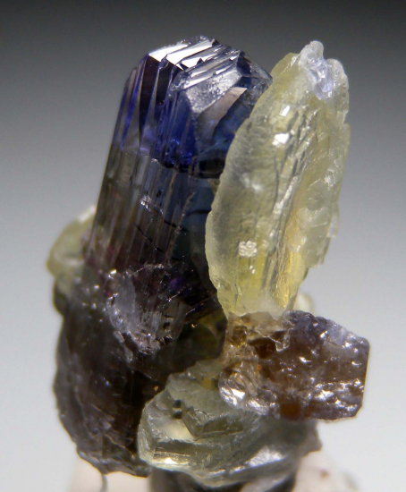 Prehnite on Tanzanite from Merelani Hills, Arusha, Tanzania [db_pics/pics/p297c.jpg]