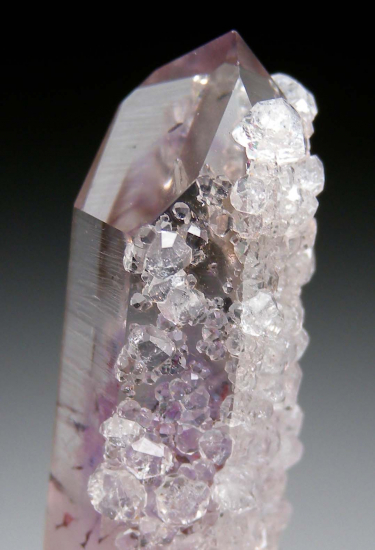 Analcime on Quartz from Goboboseb Mtns., Erongo Region, Namibia [db_pics/pics/p301d.jpg]