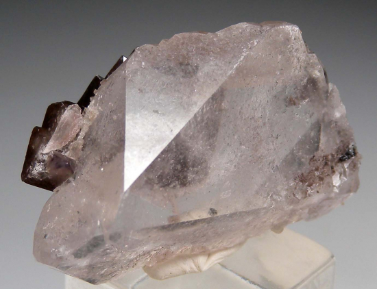 Scheelite on Quartz from Yaogangxian Mine, Hunan, China [db_pics/pics/p401c.jpg]