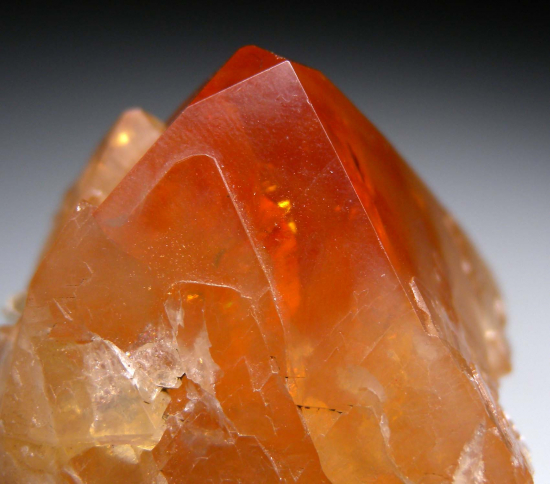 Scheelite from Mt Xuebaoding, Ping Wu, Sichuan Prov., China [db_pics/pics/p402c.jpg]