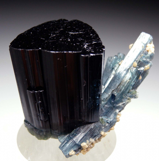 Tourmaline var. Indicolite from Ribeirao das Folhas, Minas Nova, Minas Gerais, Brazil [db_pics/pics/p486a.jpg]