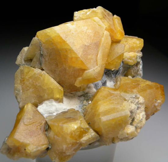 Scheelite from Traversella Mine, Chiusella Valley, Torino Province, Piedmont, Italy [db_pics/pics/p487d.jpg]