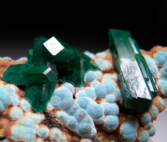 Dioptase on Plancheite from Mashamba West Mine, Katanga, DR Congo [db_pics/pics/p493c.jpg]