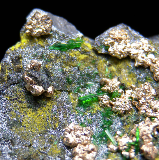 Silver, Zincolivenite, Ferrilotharmeyerite from Tsumeb, Namibia [db_pics/pics/p516c.jpg]