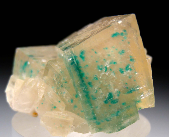 Dioptase in Calcite from Tsumeb, Namibia [db_pics/pics/p517d.jpg]