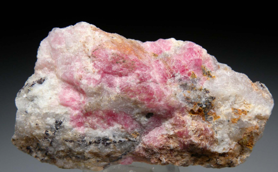 Tugtupite from Ilimaussaq complex, Kujalleq, Greenland [db_pics/pics/p531a.jpg]