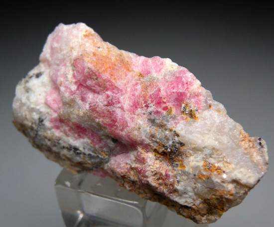 Tugtupite from Ilimaussaq complex, Kujalleq, Greenland [db_pics/pics/p531c.jpg]