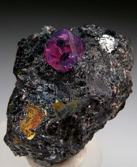 Sapphire from Winza, Dodoma, Tanzania [db_pics/pics/p595b.jpg]