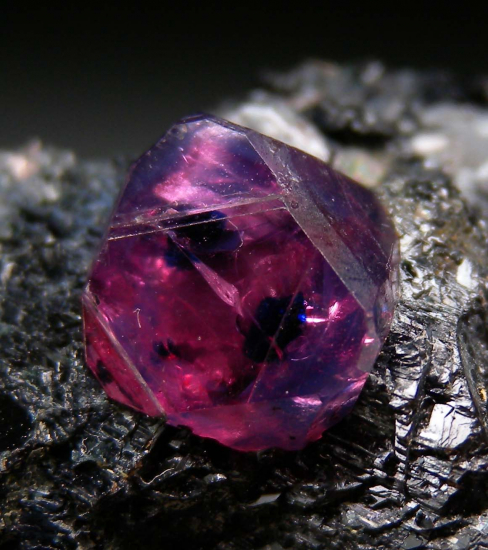 Sapphire from Winza, Dodoma, Tanzania [db_pics/pics/p595c.jpg]