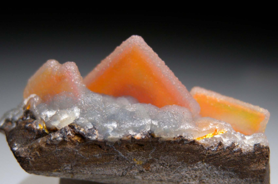 Hemimorphite over Wulfenite from Finch Mine, Haden, Gila Co., Arizona, USA [db_pics/pics/p617d.jpg]