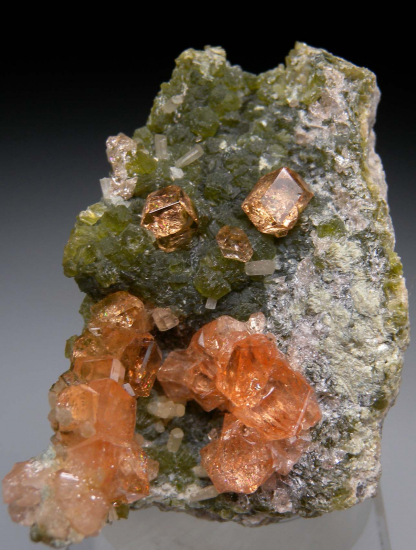 Grossular from Jeffrey Mine, Val-des-Sources, Quebec, Canada [db_pics/pics/p638a.jpg]