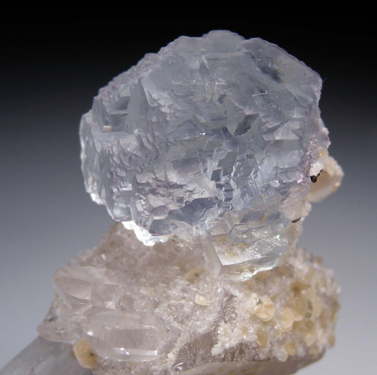 Fluorite on Quartz from Yaogangxian Mine, Hunan, China [db_pics/pics/p828c.jpg]