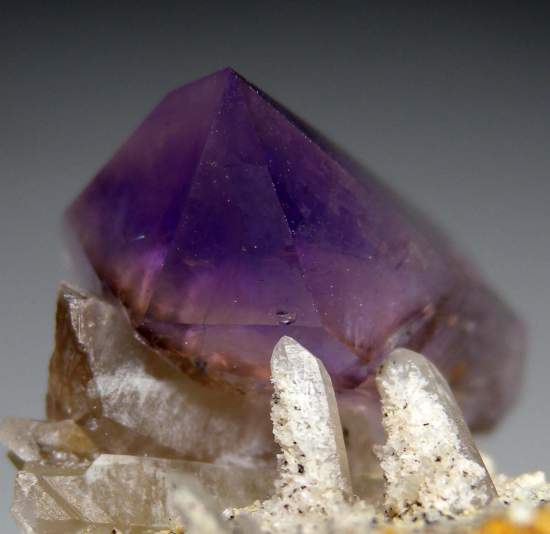 Amethyst from Mono Lake area, Mono Co., California, USA [db_pics/pics/p836d.jpg]