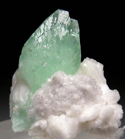 Apophyllite from Khadakvasla, Poona Dist., India [db_pics/pics/p877a.jpg]