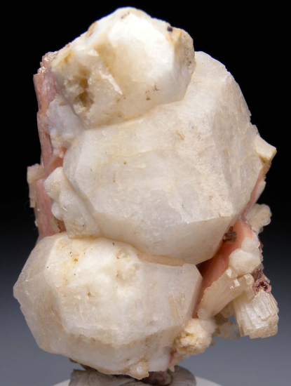 Serandite, Analcime, Natrolite, Rhodochrosite from Mont St. Hilaire, Quebec, Canada [db_pics/pics/p959b.jpg]