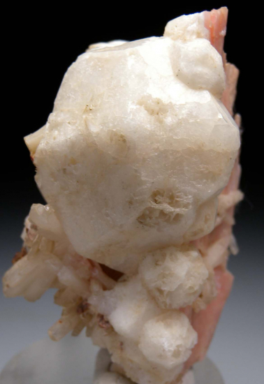 Serandite, Analcime, Natrolite, Rhodochrosite from Mont St. Hilaire, Quebec, Canada [db_pics/pics/p959f.jpg]