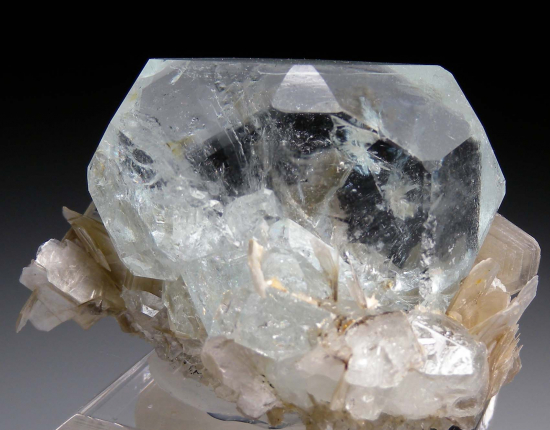 Aquamarine on Muscovite from Mt. Xuebaoding, Pingwu Co., Sichuan Prov., China [db_pics/pics/p985a.jpg]