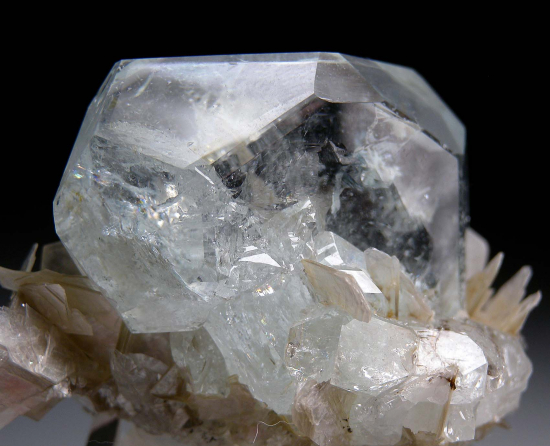 Aquamarine on Muscovite from Mt. Xuebaoding, Pingwu Co., Sichuan Prov., China [db_pics/pics/p985d.jpg]
