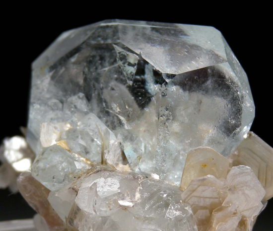 Aquamarine on Muscovite from Mt. Xuebaoding, Pingwu Co., Sichuan Prov., China [db_pics/pics/p985e.jpg]